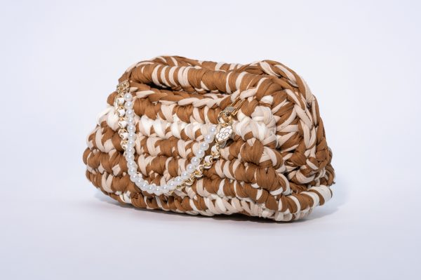 Borsa Favignana Elisabeth Fashion, intrecciata a mano in fettuccia marrone e beige con catena dorata e perle bianche, foderata leopardata.