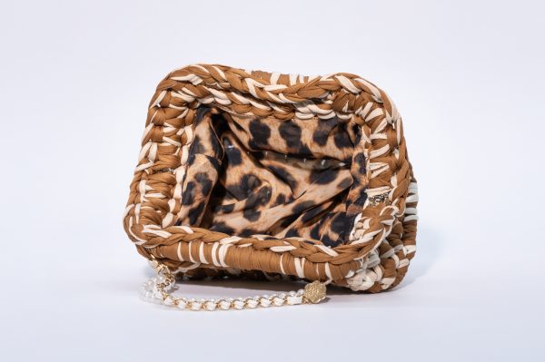 Borsa Favignana Elisabeth Fashion, intrecciata a mano in fettuccia marrone e beige con catena dorata e perle bianche, foderata leopardata.