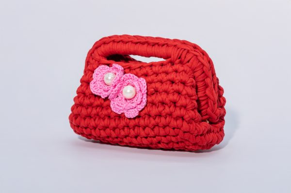 Borsa Stromboli Elisabeth Fashion, intrecciata a mano in fettuccia rossa con due fiori rosa crochet e perle bianche.