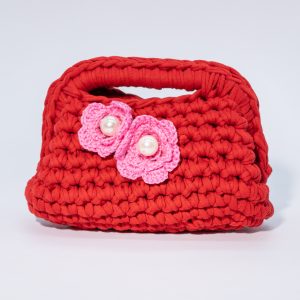Borsa Stromboli Elisabeth Fashion, intrecciata a mano in fettuccia rossa con due fiori rosa crochet e perle bianche.