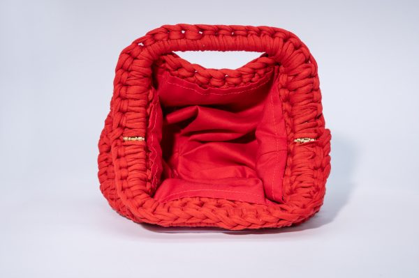 Borsa Stromboli Elisabeth Fashion, intrecciata a mano in fettuccia rossa con due fiori rosa crochet e perle bianche.