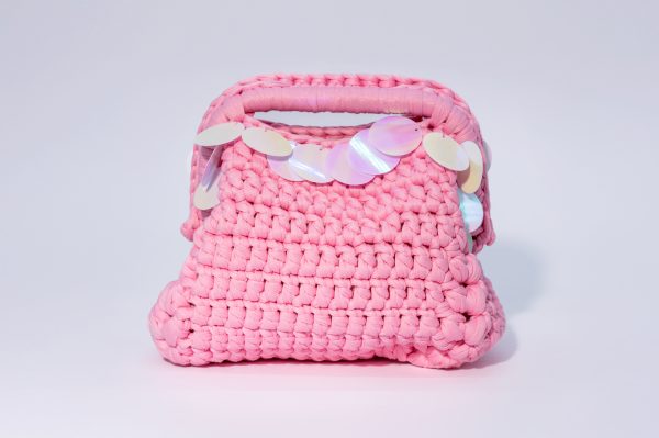 Borsa Panarea Elisabeth Fashion, intrecciata a mano in fettuccia rosa con decorazione di maxi paillettes madreperlate.