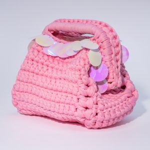 Borsa Panarea Elisabeth Fashion, intrecciata a mano in fettuccia rosa con decorazione di maxi paillettes madreperlate.