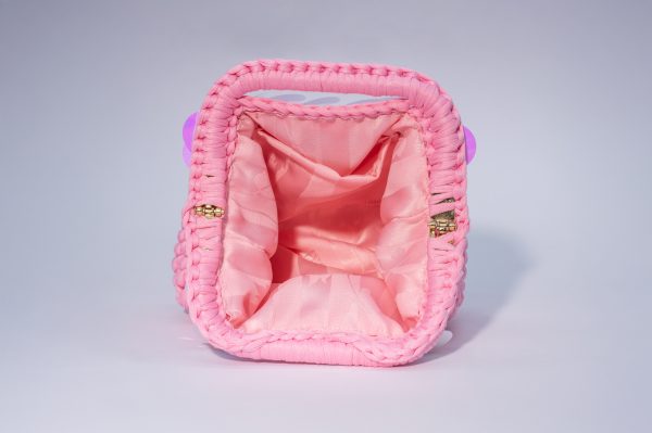 Borsa Panarea Elisabeth Fashion, intrecciata a mano in fettuccia rosa con decorazione di maxi paillettes madreperlate.