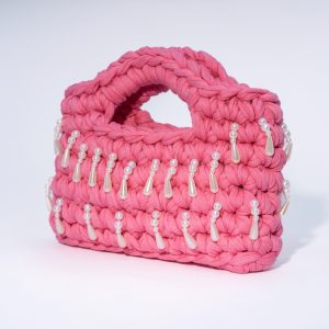Borsa Linosa Elisabeth Fashion, intrecciata a mano in fettuccia rosa con applicazioni di perle e gocce madreperlate.