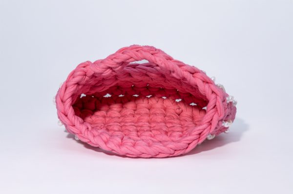 Borsa Linosa Elisabeth Fashion, intrecciata a mano in fettuccia rosa con applicazioni di perle e gocce madreperlate.