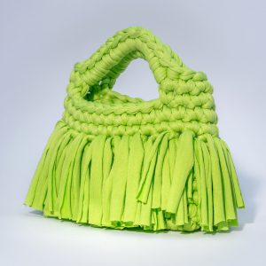 Borsa Filicudi Elisabeth Fashion, intrecciata a mano in fettuccia verde lime con lunghe frange decorative.