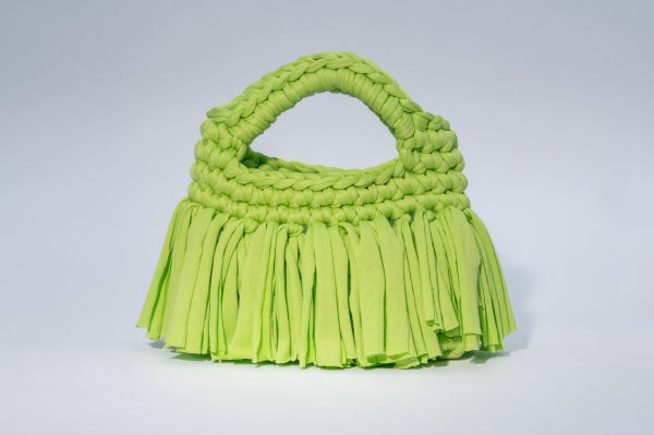 Borsa Filicudi Elisabeth Fashion, intrecciata a mano in fettuccia verde lime con lunghe frange decorative.