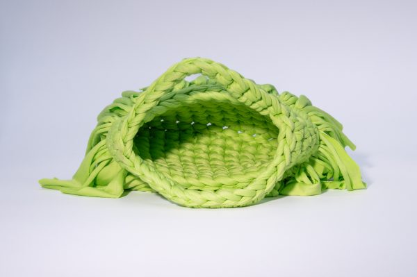 Borsa Filicudi Elisabeth Fashion, intrecciata a mano in fettuccia verde lime con lunghe frange decorative.
