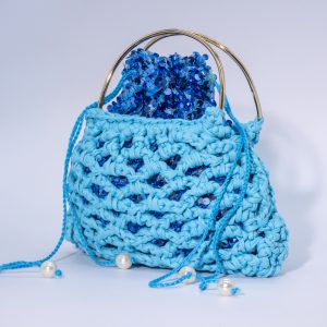 Borsa a mano Lampedusa Elisabeth Fashion, intrecciata a mano in fettuccia azzurra con sacchetto interno blu paillettes e manici metallici dorati.
