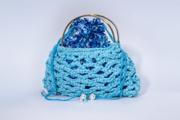 Borsa Lampedusa Elisabeth Fashion, intrecciata a mano in fettuccia azzurra con sacchetto interno blu paillettes e manici metallici dorati.