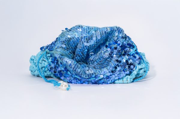 Borsa Lampedusa Elisabeth Fashion, intrecciata a mano in fettuccia azzurra con sacchetto interno blu paillettes e manici metallici dorati.