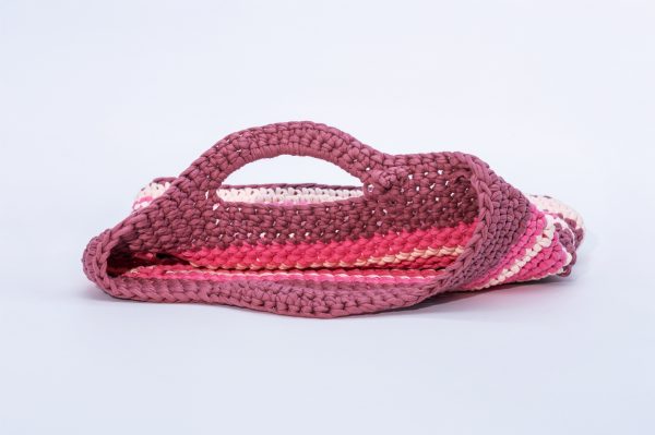 Borsa Alicudi Elisabeth Fashion, intrecciata a mano a righe malva, rosa e panna con pon pon decorativo