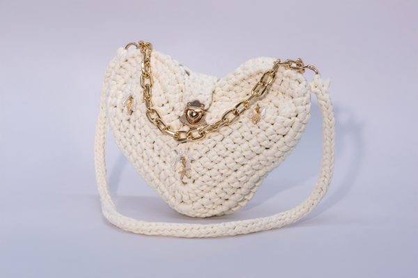 Borsa Ortigia Elisabeth Fashion a forma di cuore, intrecciata a mano in fettuccia panna con catena dorata, charm e tracolla intrecciata.