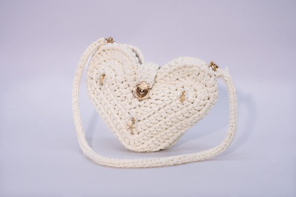 Borsa Ortigia Elisabeth Fashion a forma di cuore, intrecciata a mano in fettuccia panna con catena dorata, charm e tracolla intrecciata.