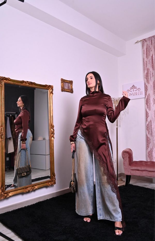 Blusa in satin color cioccolato con pizzo e taglio asimmetrico, elegante e raffinata.