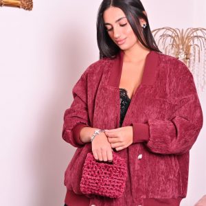 Giacca oversize in velluto bordeaux, con bottoni gioiello e vestibilità morbida effetto cocoon. Elegante e avvolgente.
