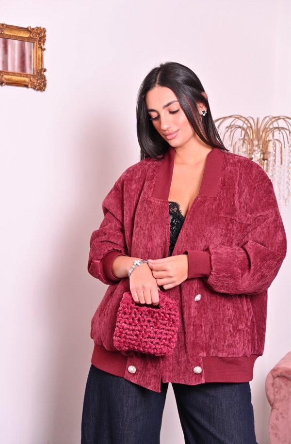 Giacca oversize in velluto bordeaux, con bottoni gioiello e vestibilità morbida effetto cocoon. Elegante e avvolgente.