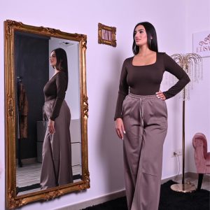 Pantalone tuta ampio con vita regolabile e taglio fluido. Perfetto per outfit lounge chic o per mix day-to-night, combina comfort e raffinatezza.