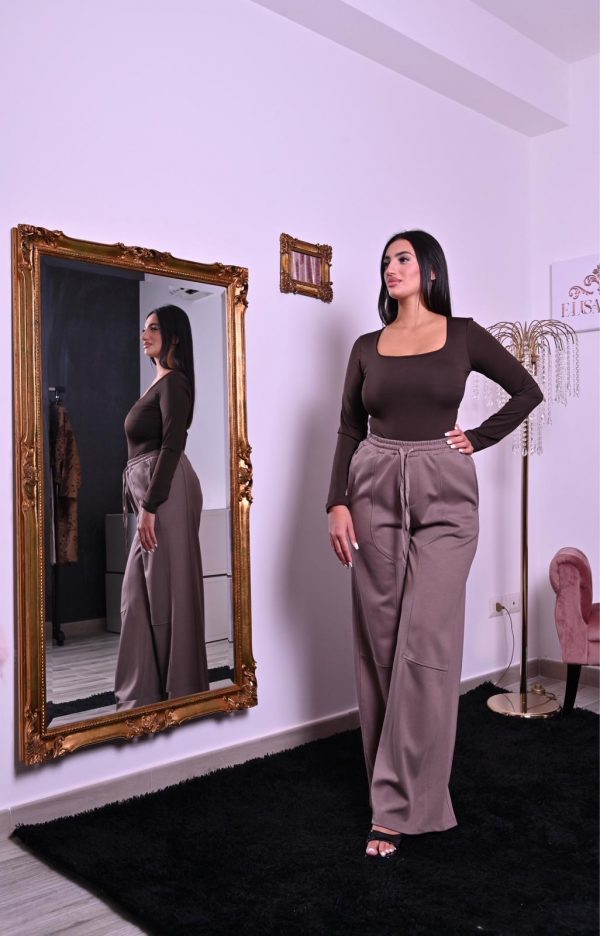 Pantalone tuta ampio con vita regolabile e taglio fluido. Perfetto per outfit lounge chic o per mix day-to-night, combina comfort e raffinatezza.