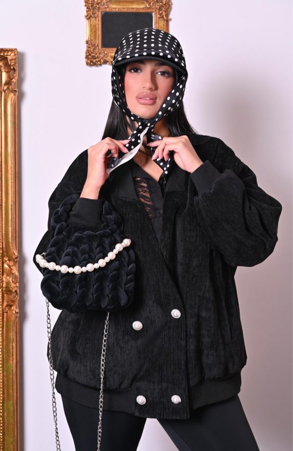 Borsa in velluto nero effetto maglia, con elegante manico di perle e tracolla in catena metallica. Chic e versatile.