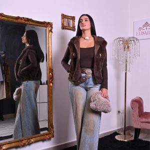 Jeans a palazzo a vita media, lavaggio chiaro effetto vissuto, modello morbido e comodo.