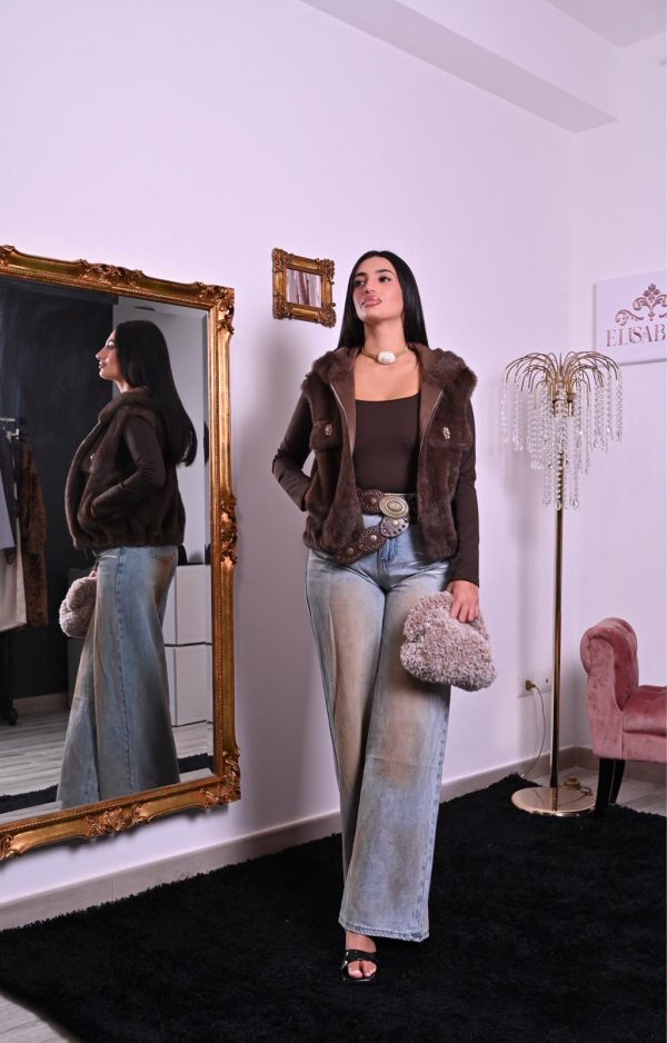 Jeans a palazzo a vita media, lavaggio chiaro effetto vissuto, modello morbido e comodo.