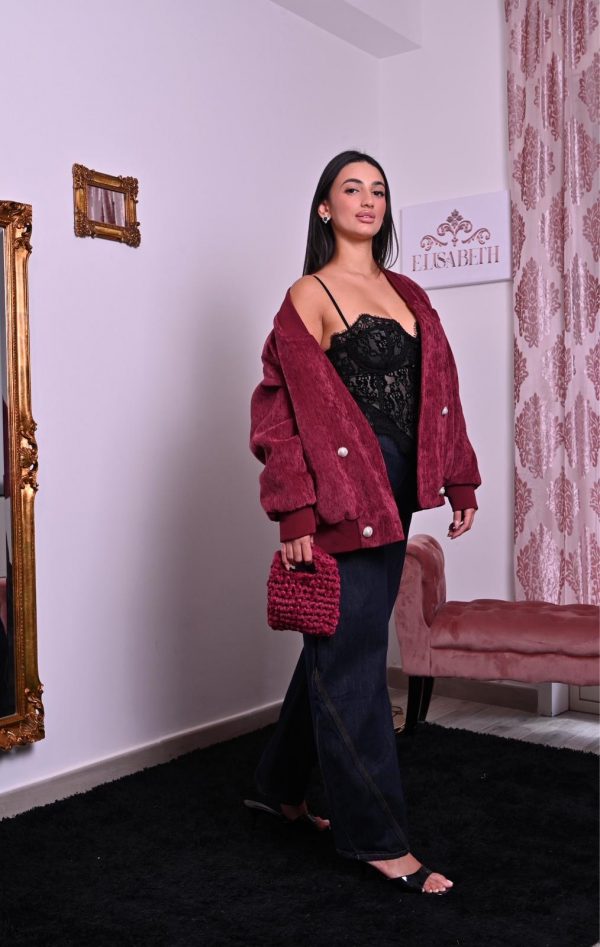 Giacca oversize in velluto bordeaux, con bottoni gioiello e vestibilità morbida effetto cocoon. Elegante e avvolgente.