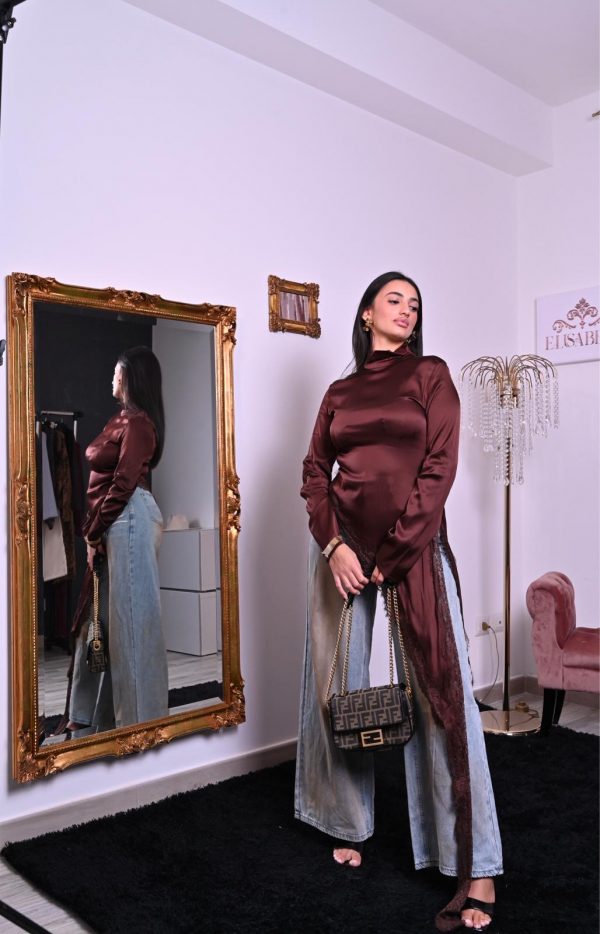 Blusa in satin color cioccolato con pizzo e taglio asimmetrico, elegante e raffinata.