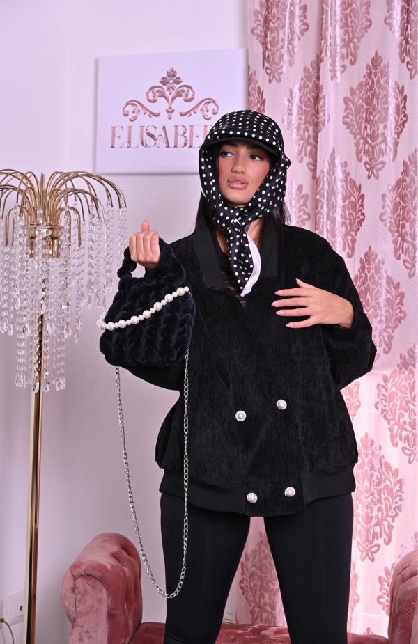 Borsa in velluto nero effetto maglia, con elegante manico di perle e tracolla in catena metallica. Chic e versatile.