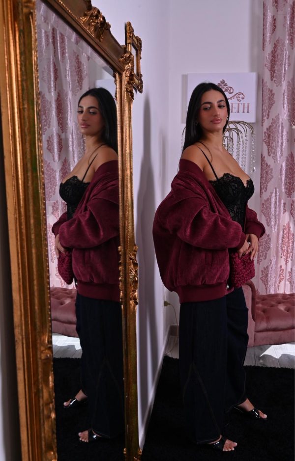 Giacca oversize in velluto bordeaux, con bottoni gioiello e vestibilità morbida effetto cocoon. Elegante e avvolgente.