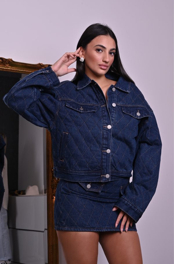 Orecchini a fiore con perla centrale e dettagli argentati luminosi. Un gioiello raffinato e senza tempo, simbolo di pura eleganza.