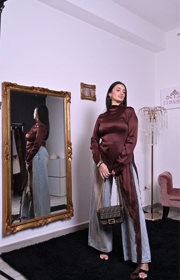 Un bouquet di stile! Questi orecchini Elisabeth Fashion sono a cerchio, impreziositi da fiori in metallo dorato lucido con una texture elegante. Un accessorio artistico e glamour, perfetto per un look Diva che ama osare con un tocco cool e originale.