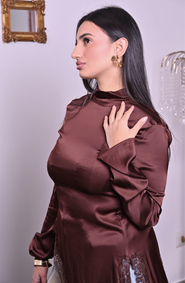 Un bouquet di stile! Questi orecchini Elisabeth Fashion sono a cerchio, impreziositi da fiori in metallo dorato lucido con una texture elegante. Un accessorio artistico e glamour, perfetto per un look Diva che ama osare con un tocco cool e originale.