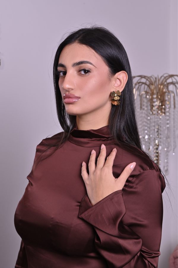 Un bouquet di stile! Questi orecchini Elisabeth Fashion sono a cerchio, impreziositi da fiori in metallo dorato lucido con una texture elegante. Un accessorio artistico e glamour, perfetto per un look Diva che ama osare con un tocco cool e originale.