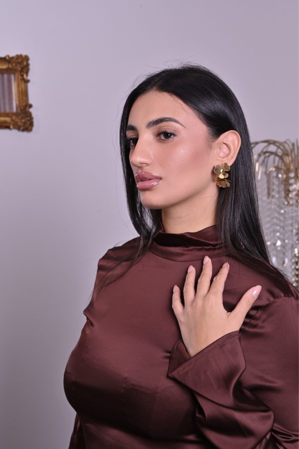 Un bouquet di stile! Questi orecchini Elisabeth Fashion sono a cerchio, impreziositi da fiori in metallo dorato lucido con una texture elegante. Un accessorio artistico e glamour, perfetto per un look Diva che ama osare con un tocco cool e originale.