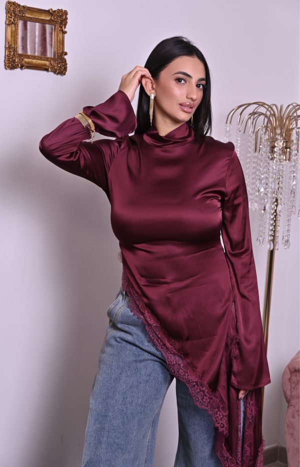 Massimo glamour con gli Orecchini Luxe Frange Elisabeth Fashion! Design pendente con una gemma rettangolare effetto madreperla e una cascata di catenine color oro. Un accessorio elegante e audace che dona movimento e un tocco super chic ad ogni look.