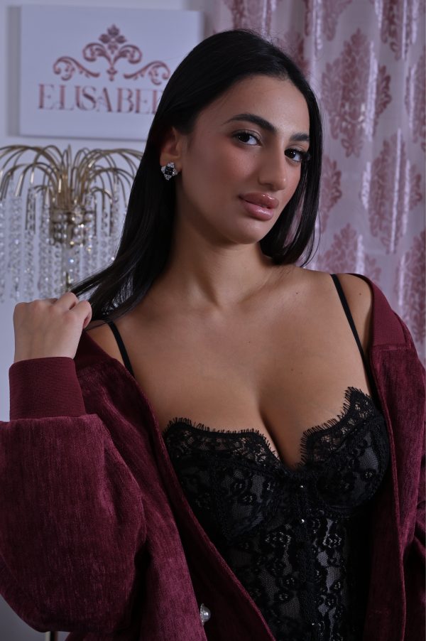 Questi orecchini Elisabeth Fashion combinano l'eleganza del nero opaco con la brillantezza degli strass scintillanti. Il design geometrico e a contrasto è super chic e audace, perfetto per un tocco glamour che cattura la luce.