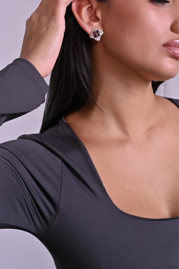 Il tuo tocco da Regina! Questi orecchini Elisabeth Fashion brillano con strass scintillanti e un cuore di gemme viola intenso, un colore regale per eccellenza. Il design è super chic e lussuoso, perfetto per un look da favola che ti farà sentire una vera Diva.