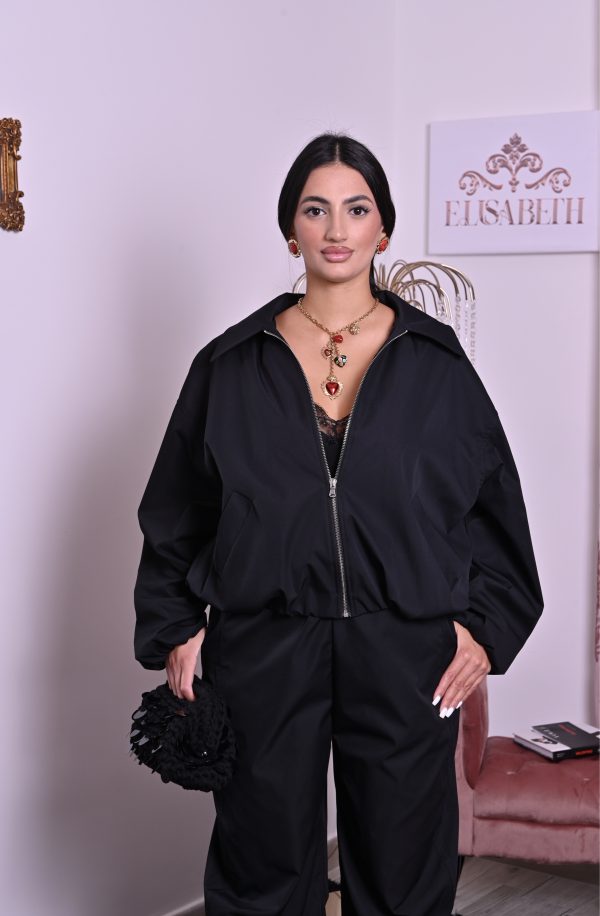 Vuoi un accessorio che parli di te? Questi orecchini Elisabeth Fashion sono la scelta giusta! Con la loro montatura bold dorata e la gemma rosso ciliegia con effetto "cracklé", sono perfetti per dare un twist glamour-retrò a ogni outfit. Il dettaglio che fa la differenza!