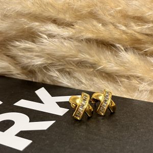 Orecchini dorati con intreccio elegante e cristalli luminosi incastonati. Raffinati, versatili e perfetti per ogni outfit.