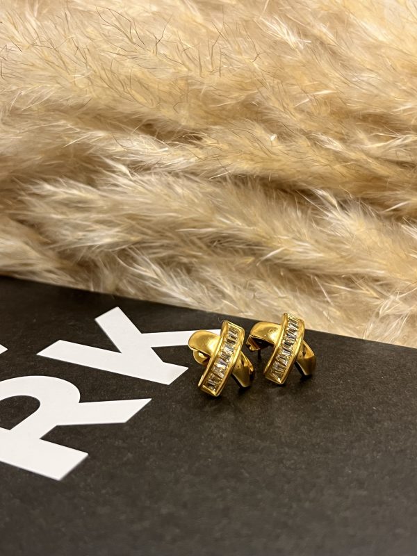 Orecchini dorati con intreccio elegante e cristalli luminosi incastonati. Raffinati, versatili e perfetti per ogni outfit.