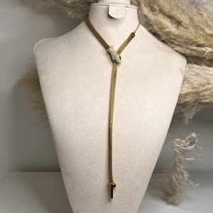 Un serpente dorato che avvolge il décolleté con eleganza ipnotica. Brilla di cristalli e scivola lungo il corpo con fascino irresistibile.