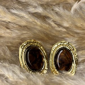 Orecchini dorati con pietra effetto ambra, eleganti e dal gusto vintage.