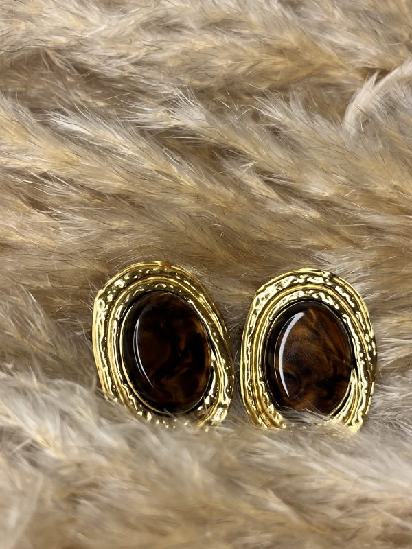 Orecchini dorati con pietra effetto ambra, eleganti e dal gusto vintage.