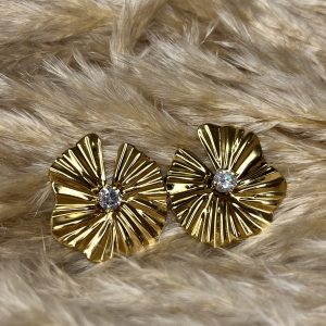 Orecchini dorati a forma di petalo con cristallo centrale luminoso.