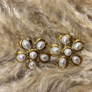 Orecchini floreali dorati con perle incastonate in stile barocco. Fammi sapere se vuoi varianti, hashtag o un titolo diverso!