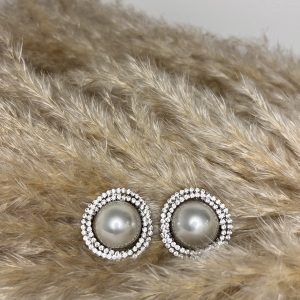 Orecchini eleganti con maxi perla centrale incorniciata da doppio giro di luminosi cristalli. Un tocco senza tempo di classe e brillantezza.