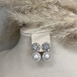 Orecchini eleganti con punto luce luminoso e perla pendente, perfetti per aggiungere un tocco sofisticato a qualsiasi look.