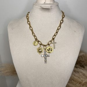 Collana dorata a catena con ciondoli simbolici e croce tempestata di cristalli. Un accessorio luminoso e dal carattere deciso, perfetto per valorizzare ogni look.